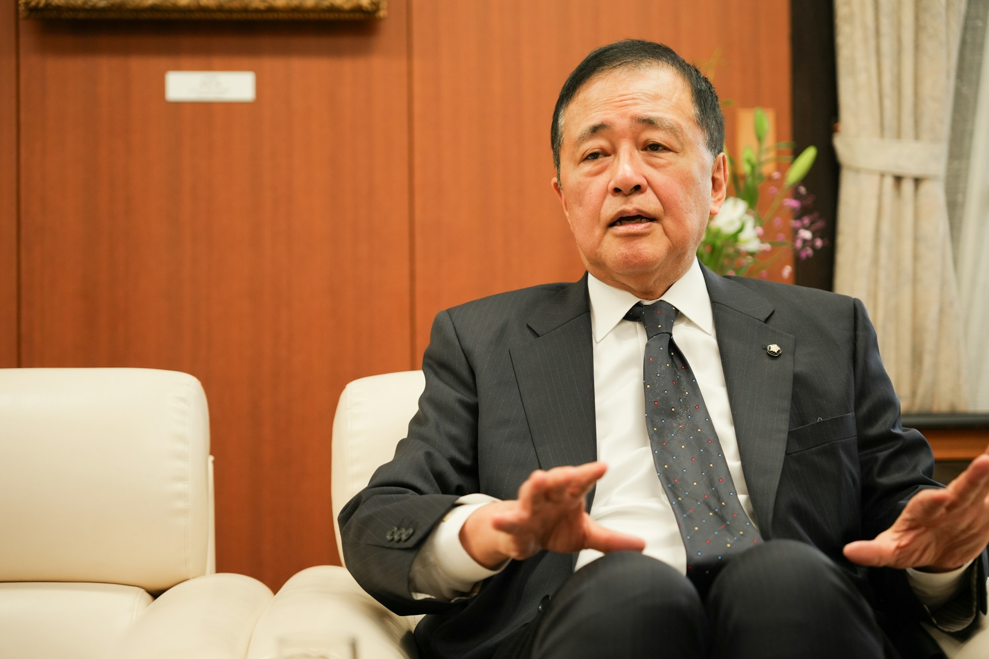 介護メディア『安心介護ニュース』のインタビュー取材に応える世田谷区長・保坂展人