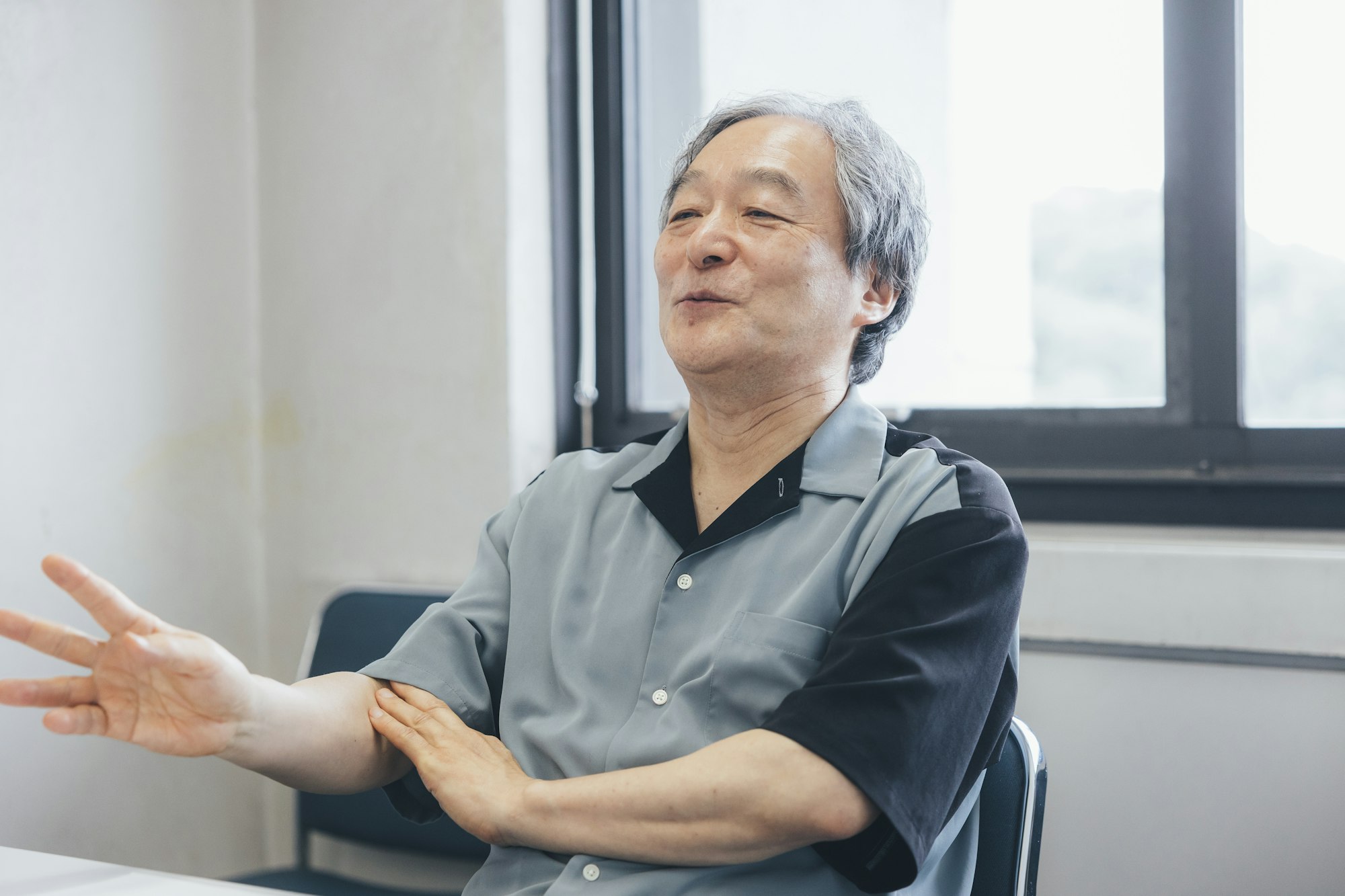 介護メディア『安心介護ニュース』のインタビュー取材に応える中央大学教授・山田昌弘さん(撮影・加藤春日)