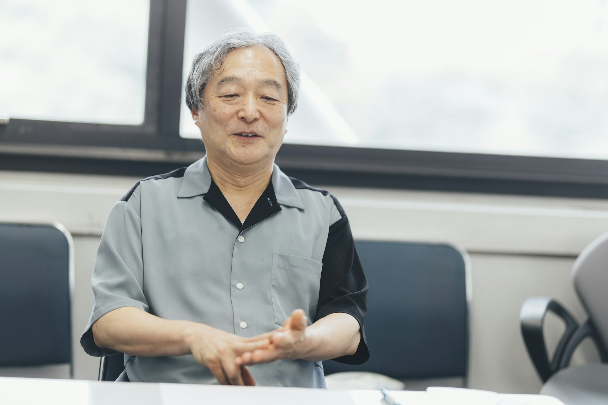 介護メディア『安心介護ニュース』のインタビュー取材に応える中央大学教授・山田昌弘さん(撮影・加藤春日)