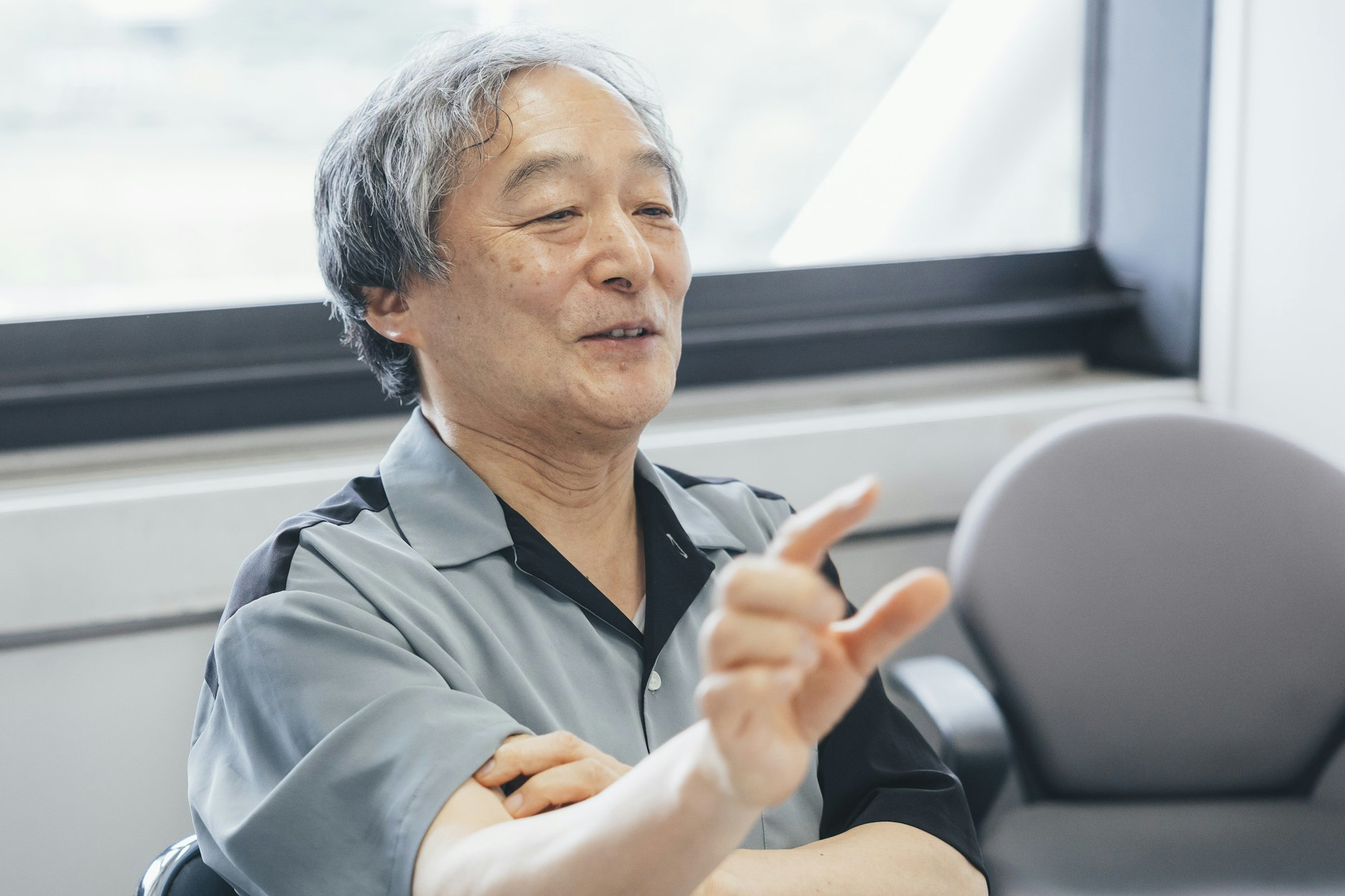 介護メディア『安心介護ニュース』のインタビュー取材に応える中央大学教授・山田昌弘さん(撮影・加藤春日)
