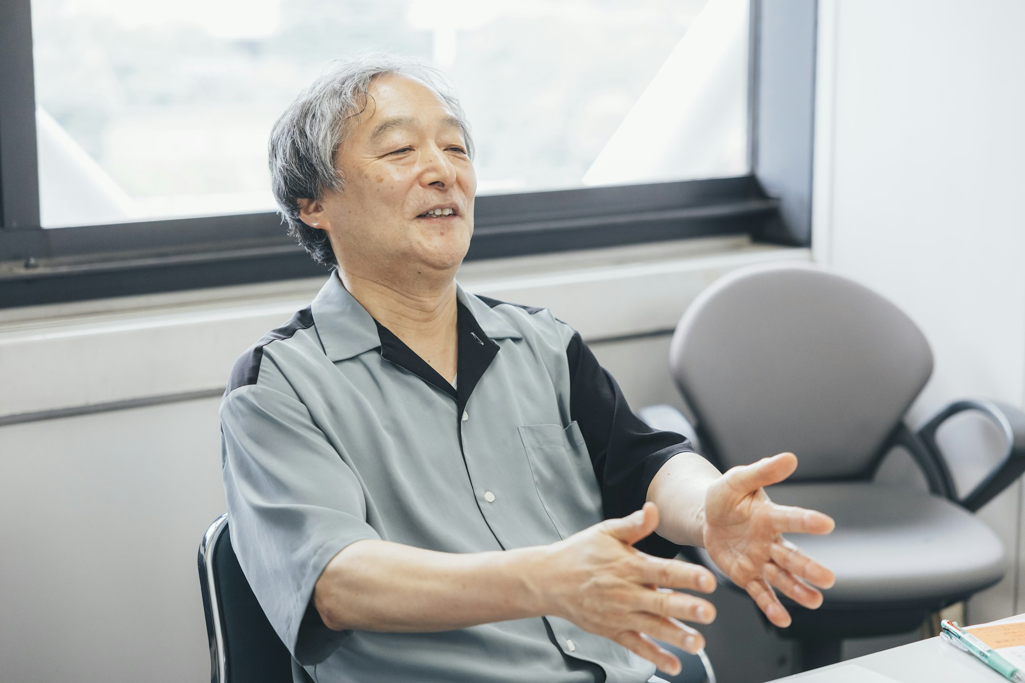 介護メディア『安心介護ニュース』のインタビュー取材に応える中央大学教授・山田昌弘さん(撮影・加藤春日)