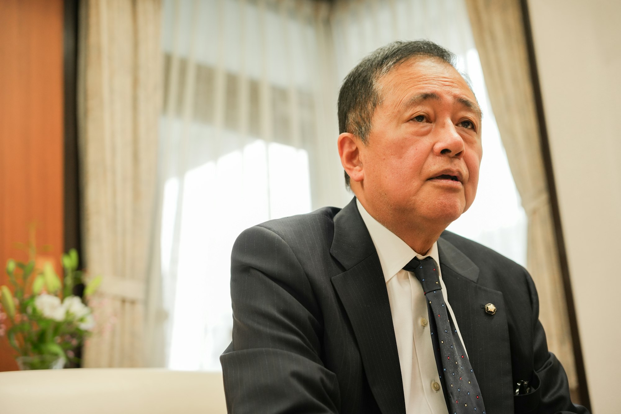 介護メディア『安心介護ニュース』のインタビュー取材に応える世田谷区長・保坂展人