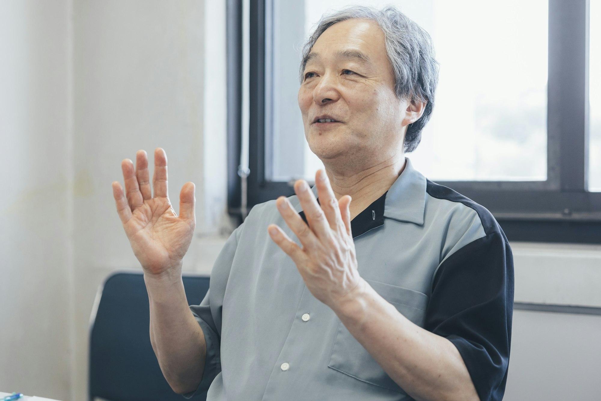 介護メディア『安心介護ニュース』のインタビュー取材に応える中央大学教授・山田昌弘さん(撮影・加藤春日)