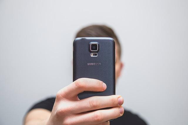 スマートフォンを向ける男性