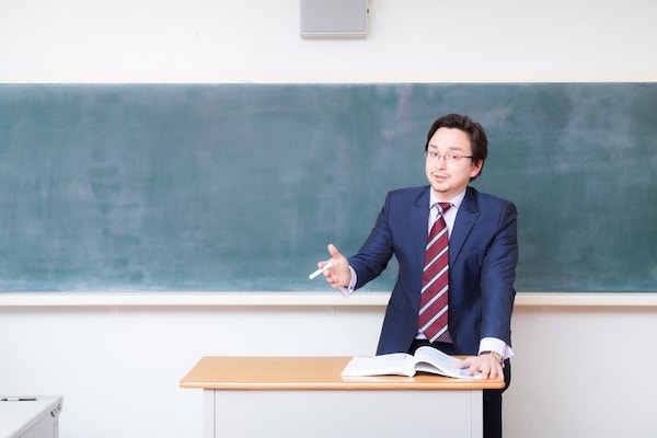 チョークを持ちながら授業をする先生