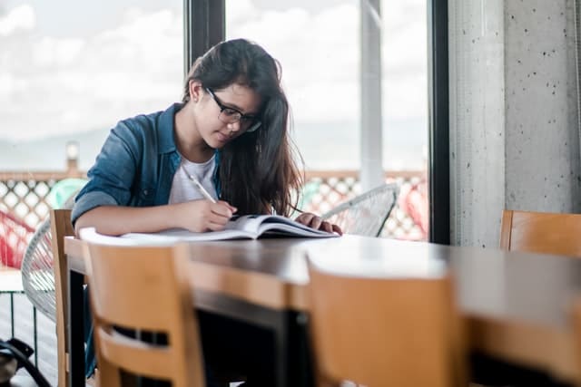 勉強する女性