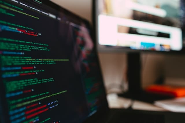 ソースコードを表示するパソコン