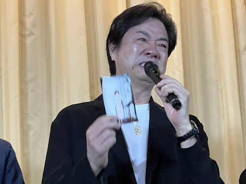 高知東生さん、亡き母の写真と共に舞台挨拶 「自分自身をもう一度信じて、みなさんに恩返しを」