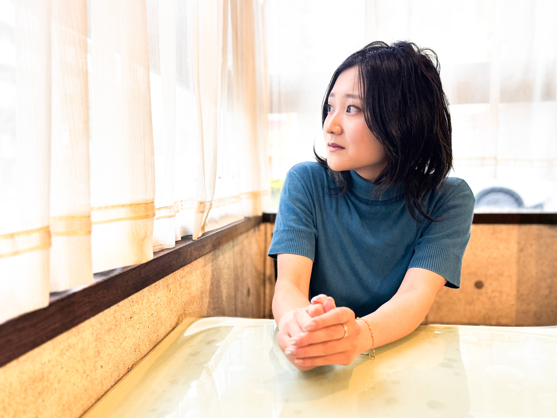 取材に応じるまるあかりさん（写真：山崎瑠美）