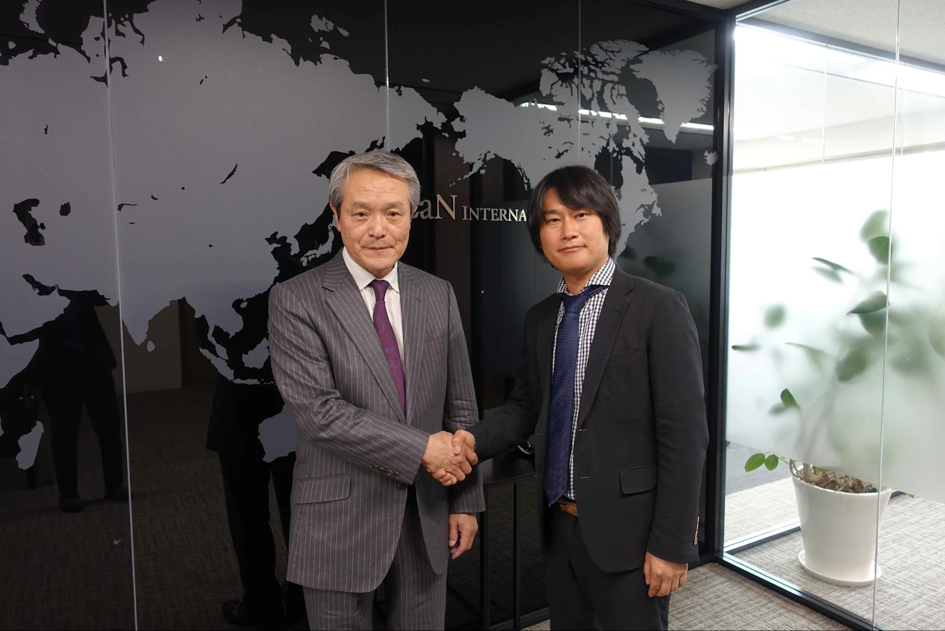 事業統合時の写真、高橋代表公認会計士と