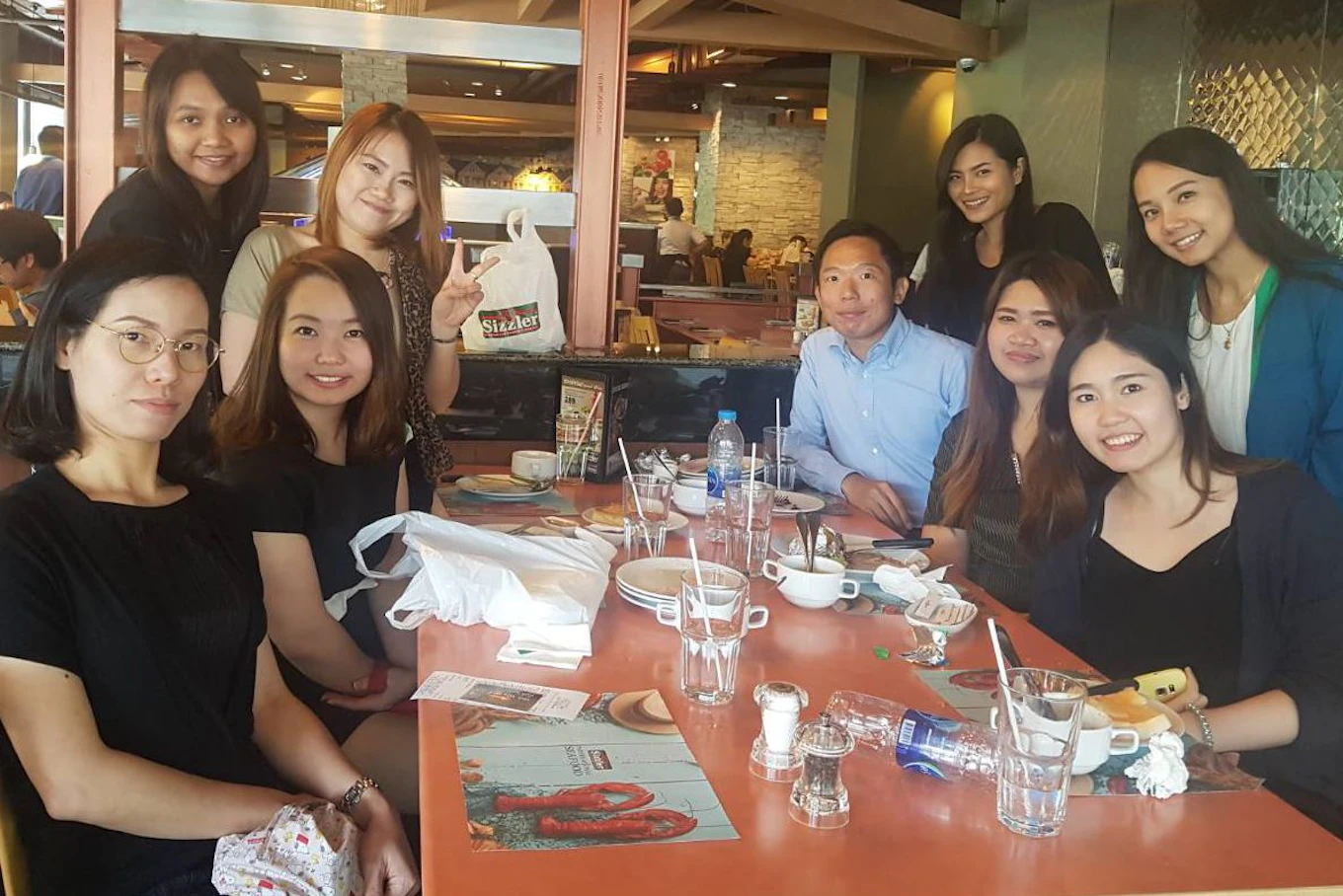 タイオフィスのメンバーでランチ。タイでは会計人材の多くが女性である。