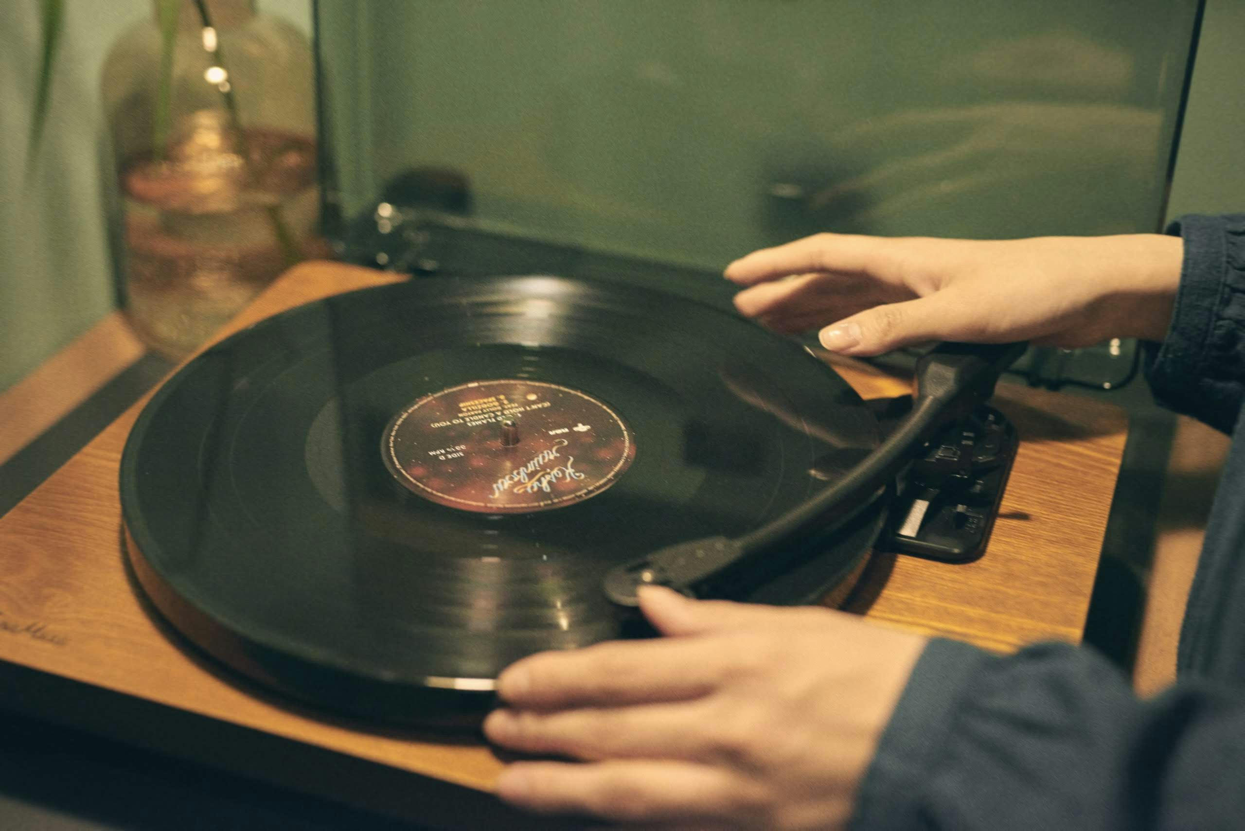 全室にレコードプレイヤーを設置。 針を落とすと物語が動き出す。