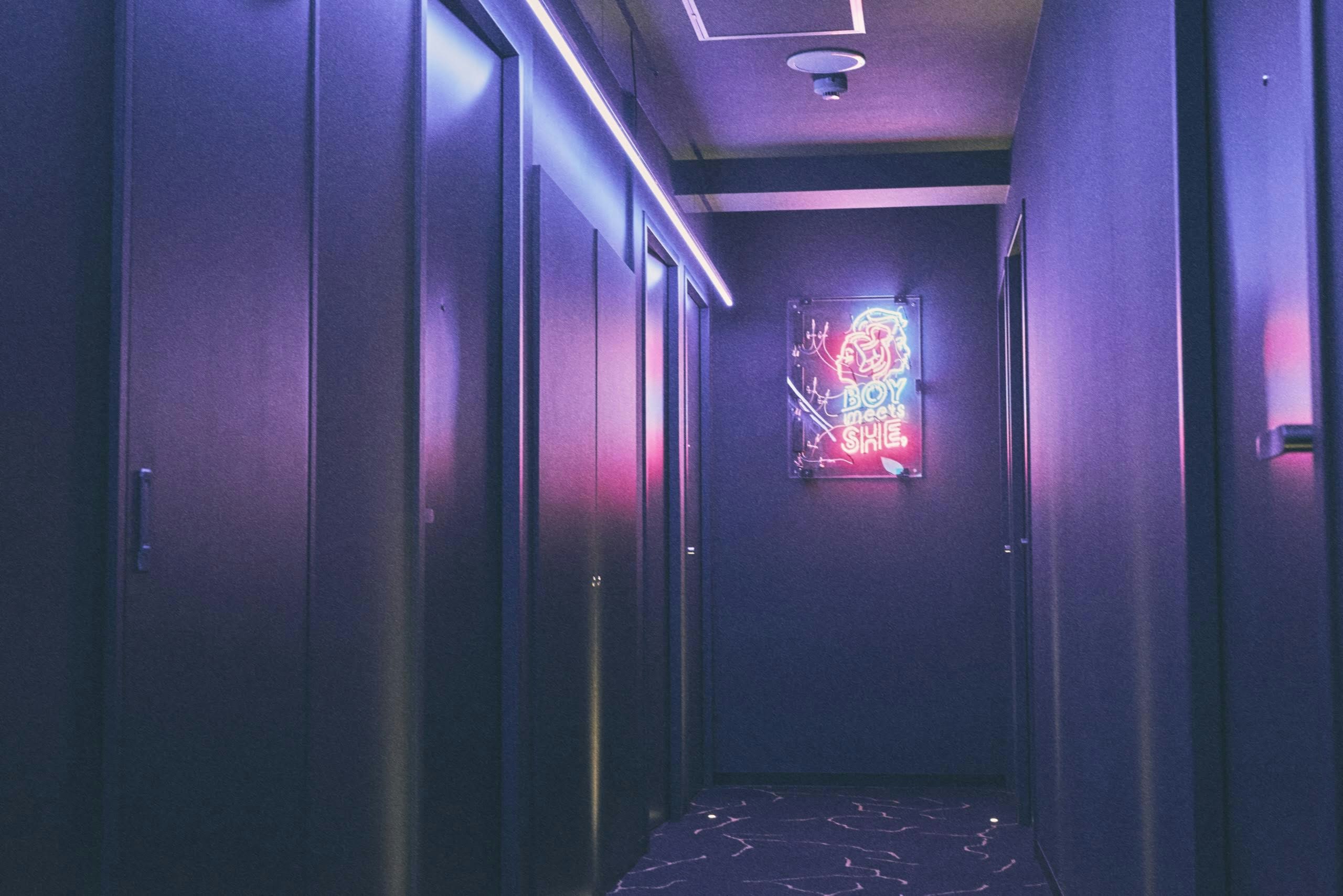 小さなモーテルを思わせるコンパクトで心地の良い空間