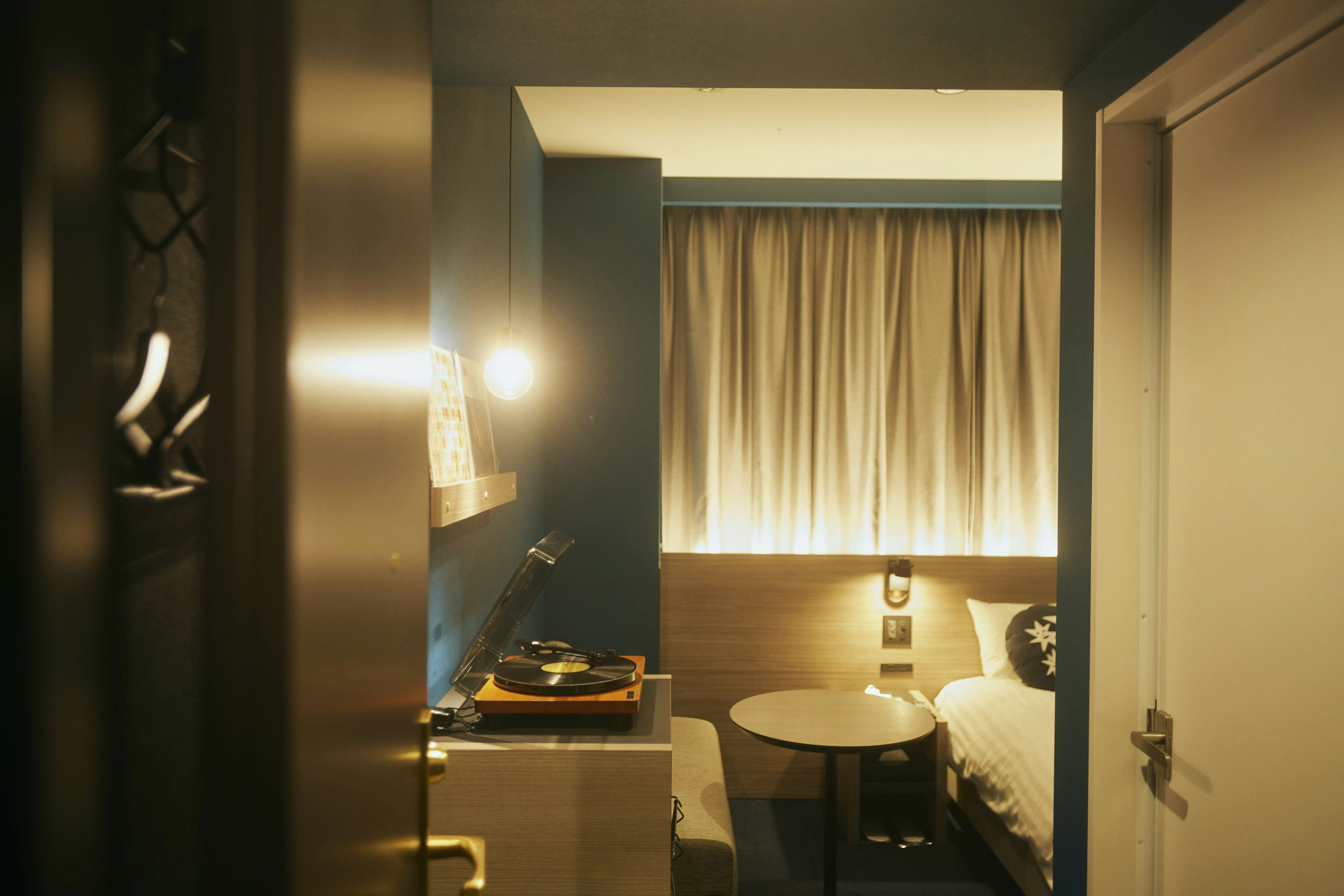 遮光性の高いカーテンを設置することで深海のようにぐっすりと眠れる空間に