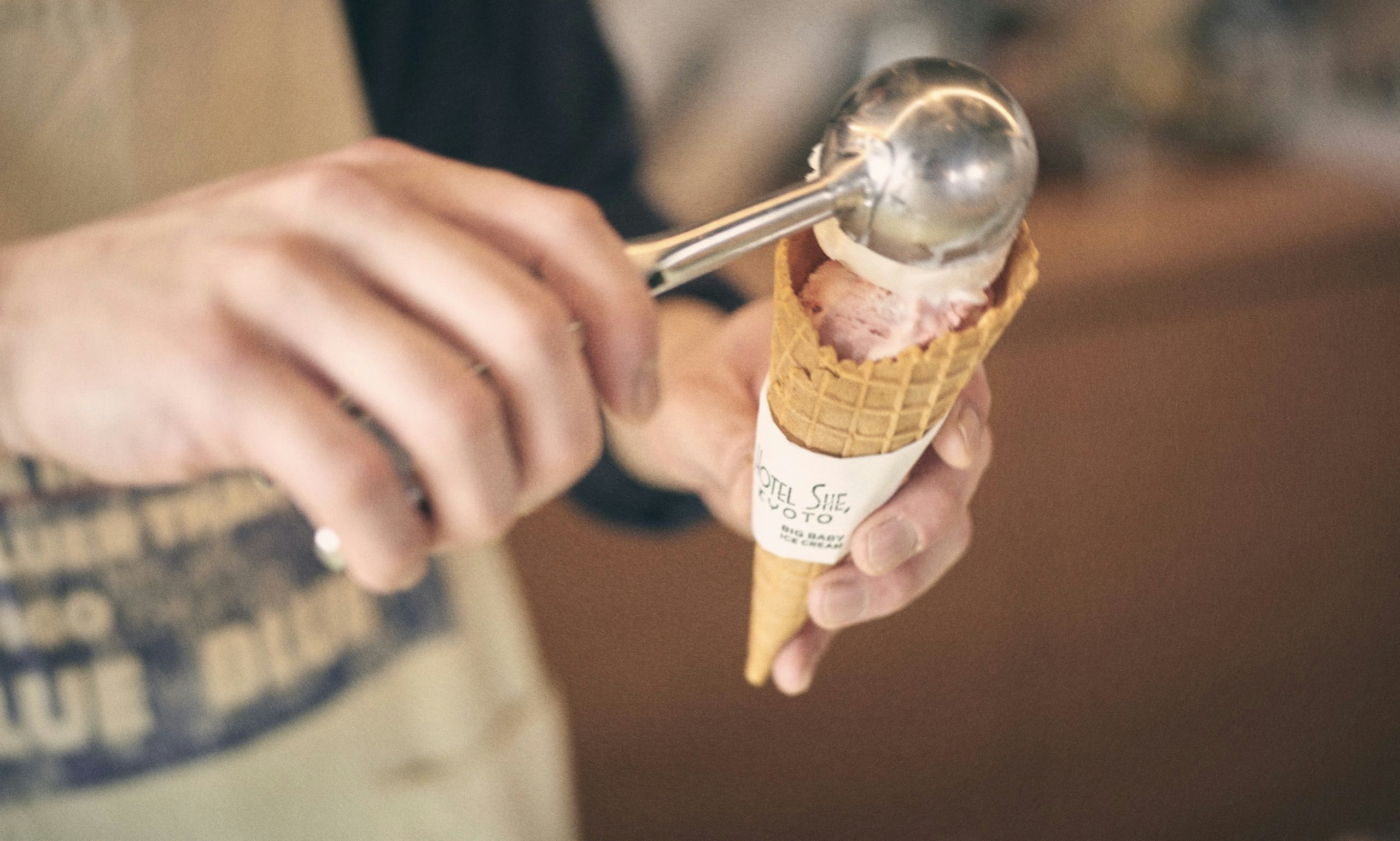 1階にはアイスクリームパーラーPARLOR SHE, SIDEを併設。 BIG BABY ICE CREAMプロデュースの約10種類のフレーバーのアイスが楽しめる。