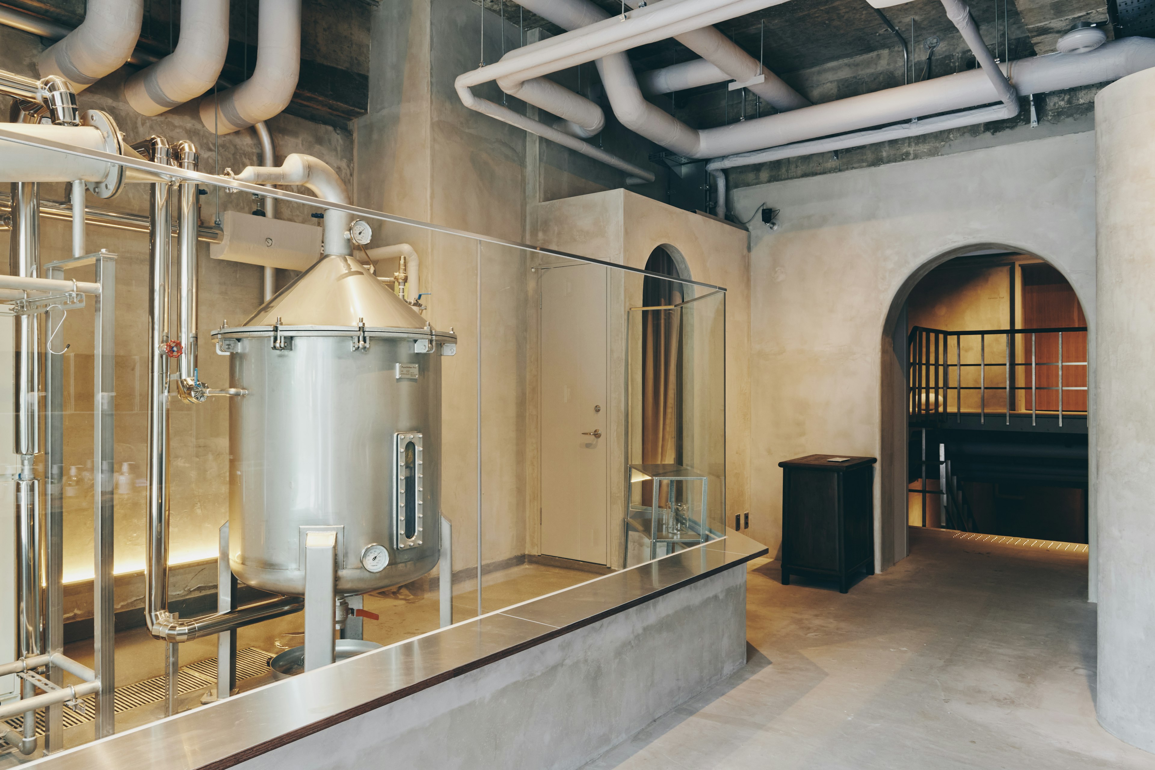 1Fで蒸溜所を設置。サウナ用のロウリュウウォーター、入浴用のバスウォーターに使用される。