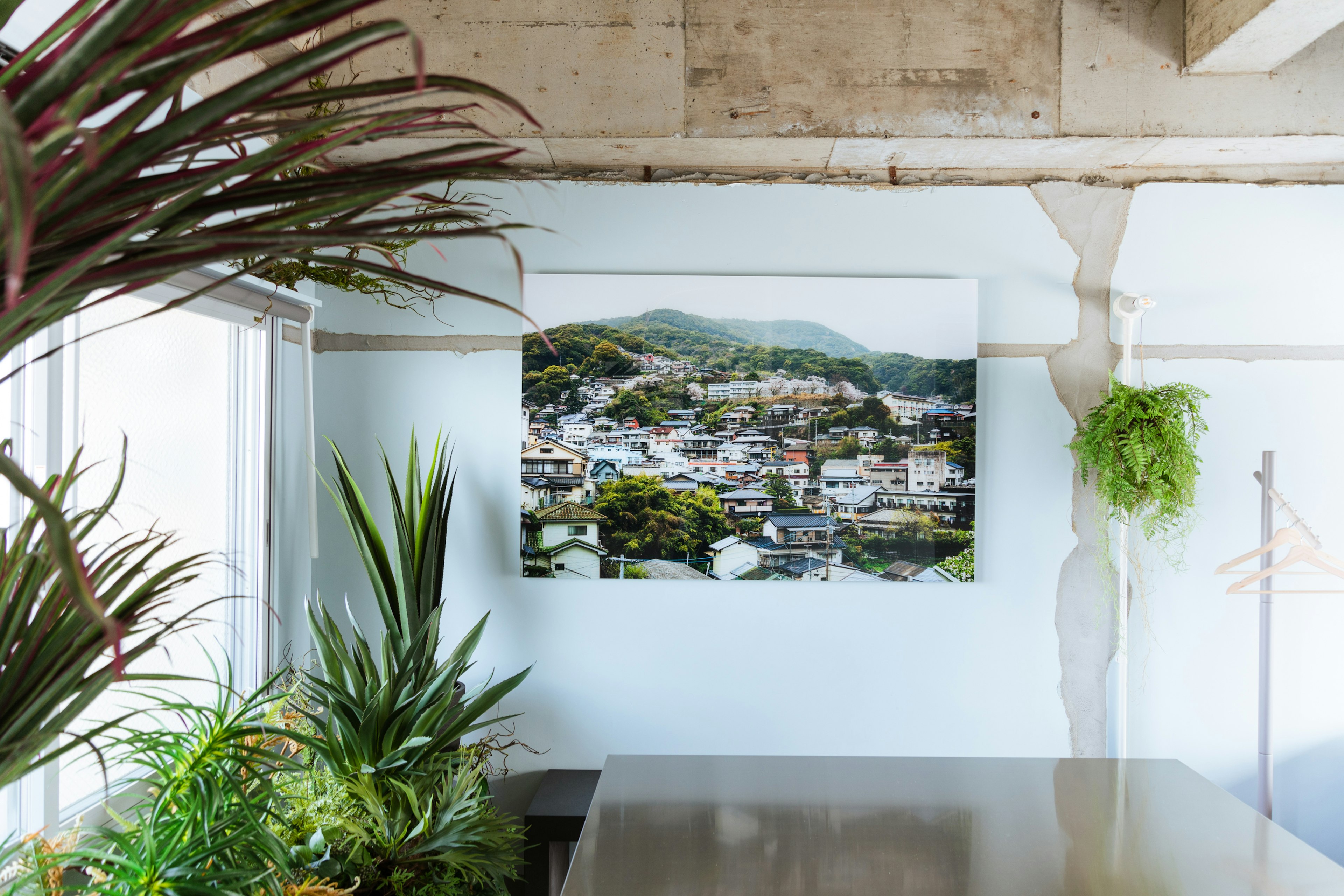 海山に隠された街と故郷を評した写真家松尾修の作品を全客室に展示。