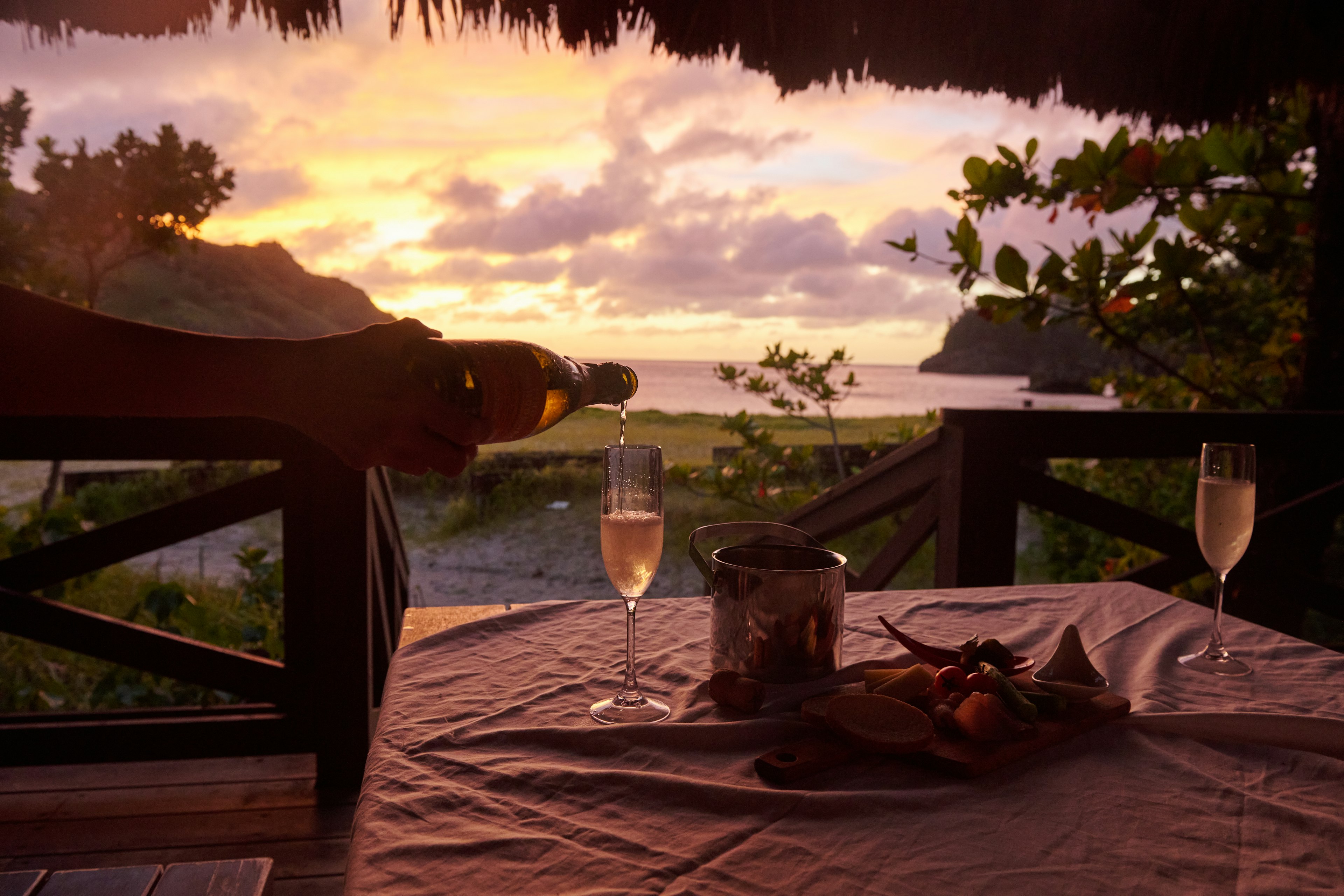 夕暮れに合わせて、2人だけの空間をビーチにて。