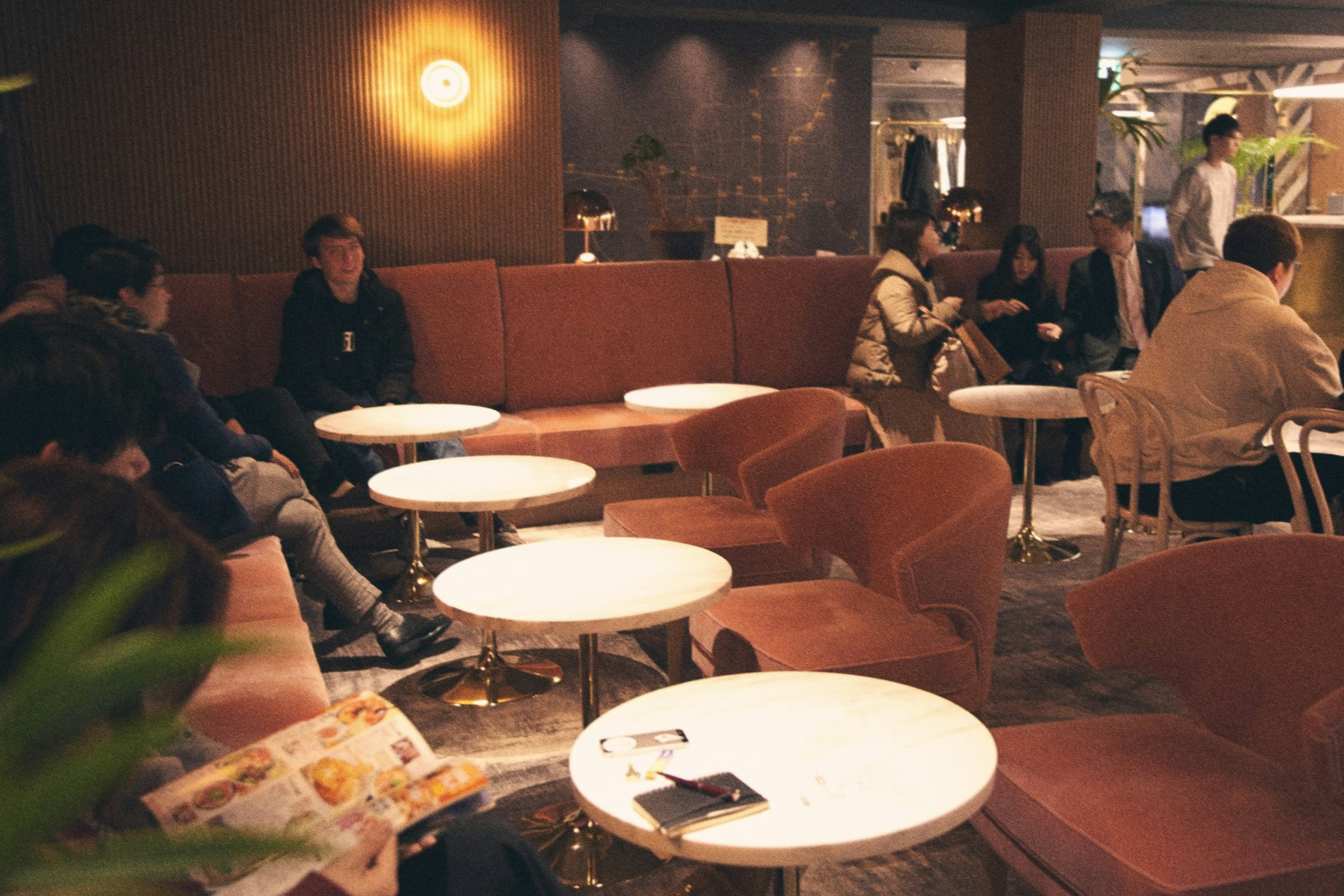 1階のPARLOR SHE, SIDEは宿泊客以外の利用もOK 友人、家族、カップルで人生の旅の合間に束の間の休息を