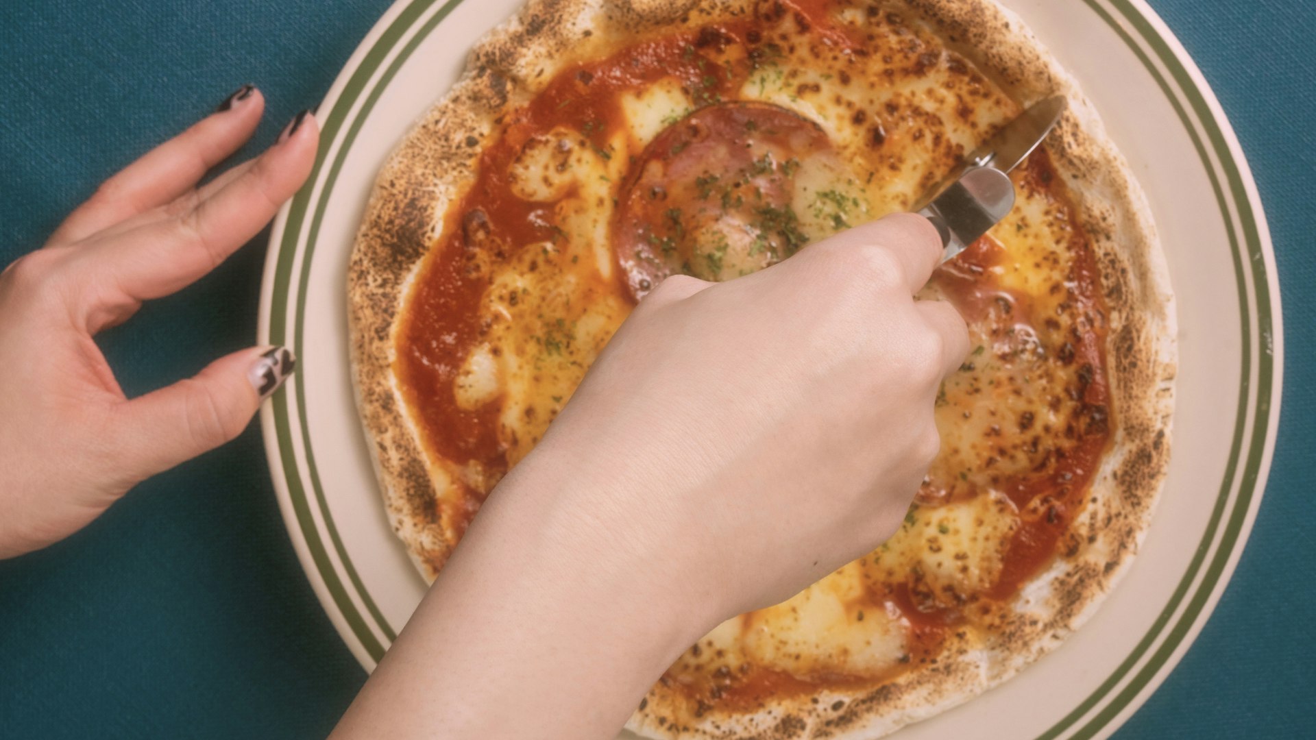 併設しているSHE, SIDE DINERでは、 朝食にピサを提供している。