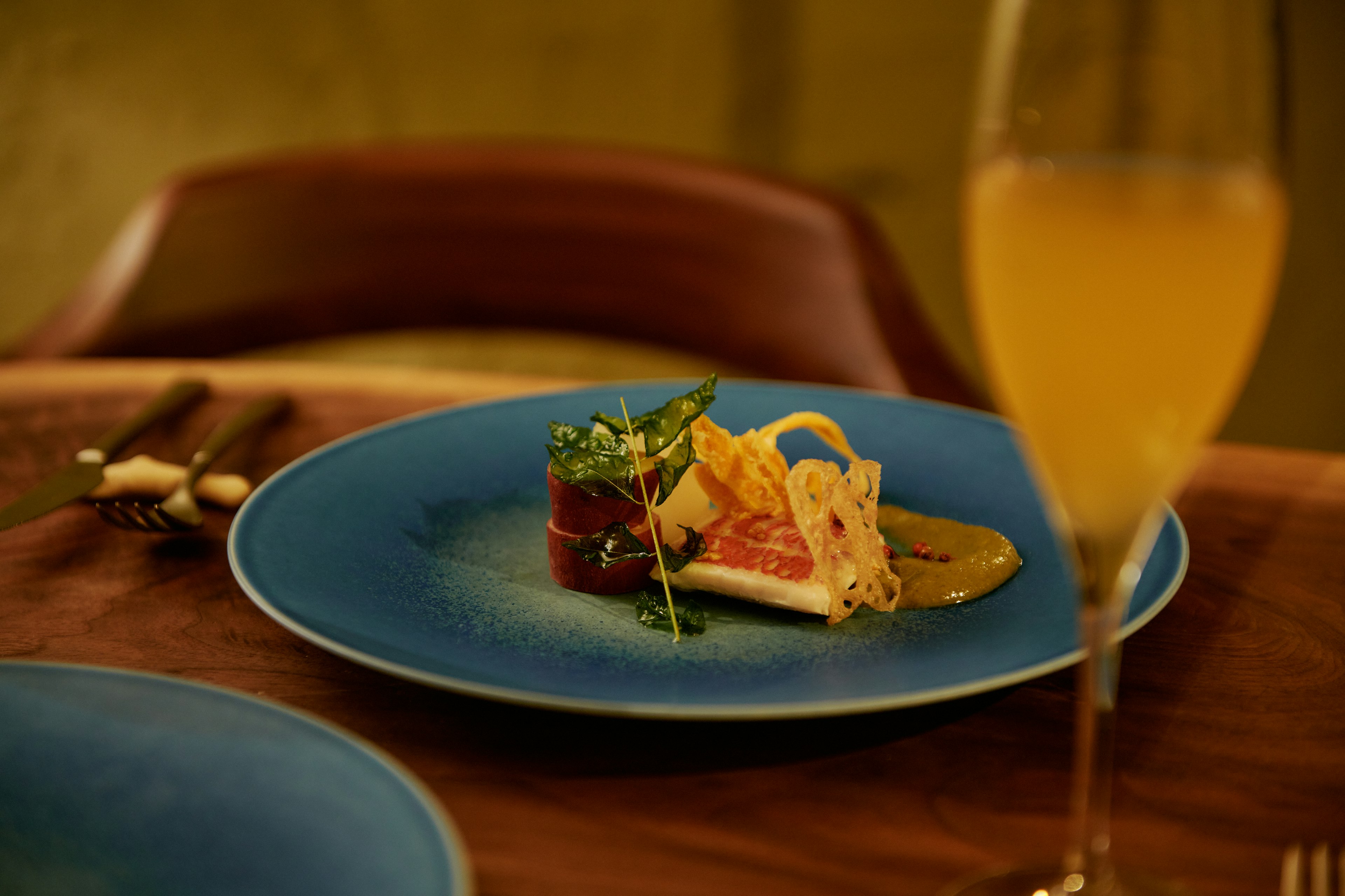 島の食材をふんだんに使用したディナーとペアリングコース。