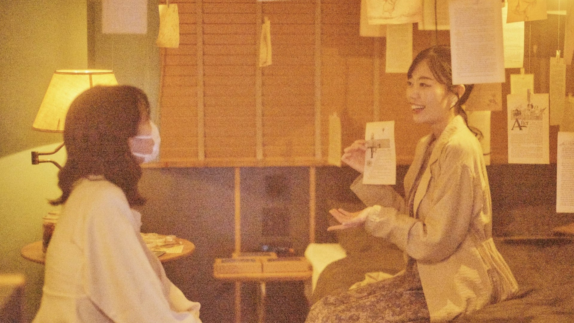 泊まれる演劇では、ゲストが俳優の演じる登場人物と会話をしたり、指示を受けて行動したり、ホテル内を自由に移動することで、他の参加ゲストとは異なるシーンを目撃することができる。少人数型のイマーシブシアターのため、非常に高密度な没入体験となる。