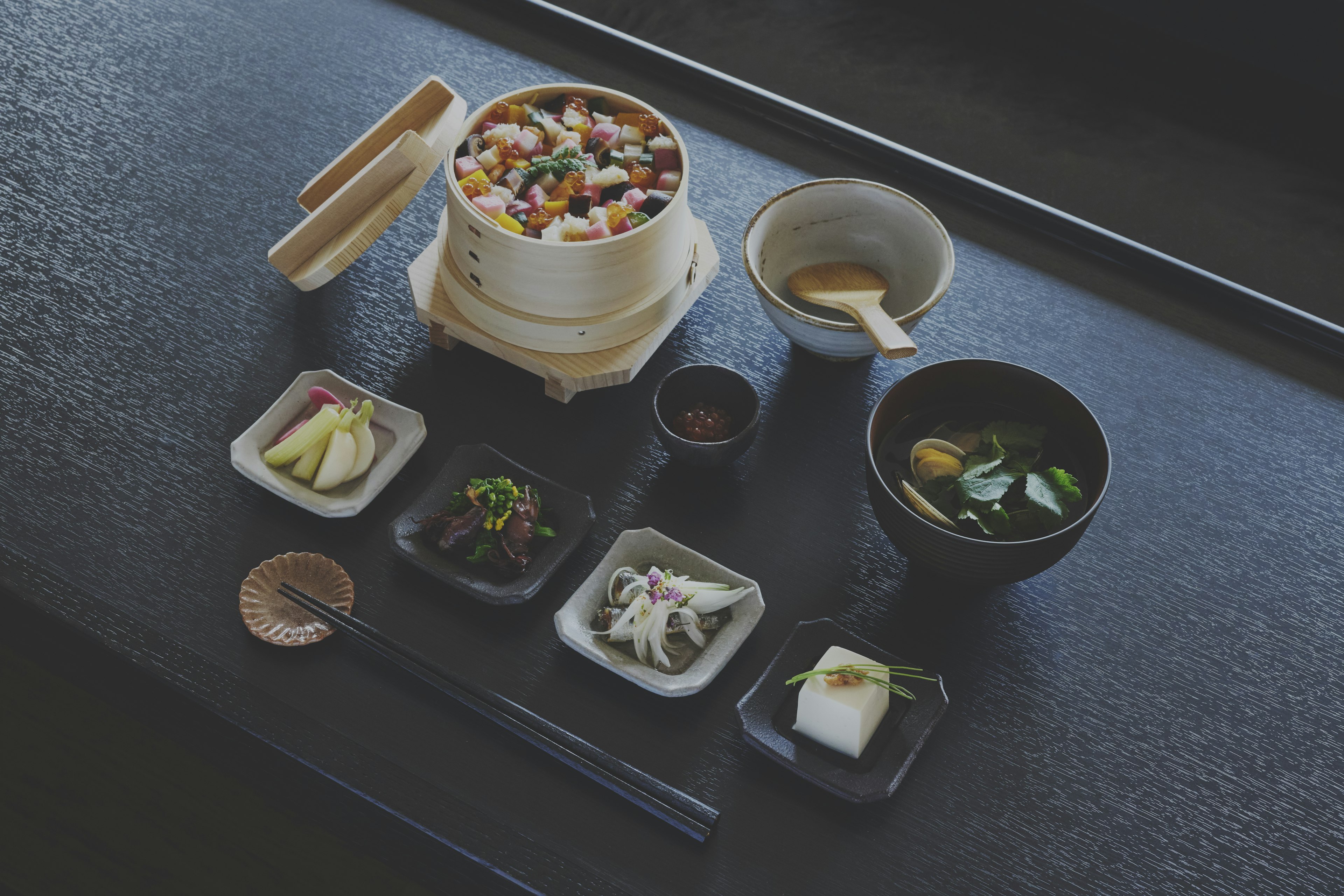 地域の食材を使った朝食御膳