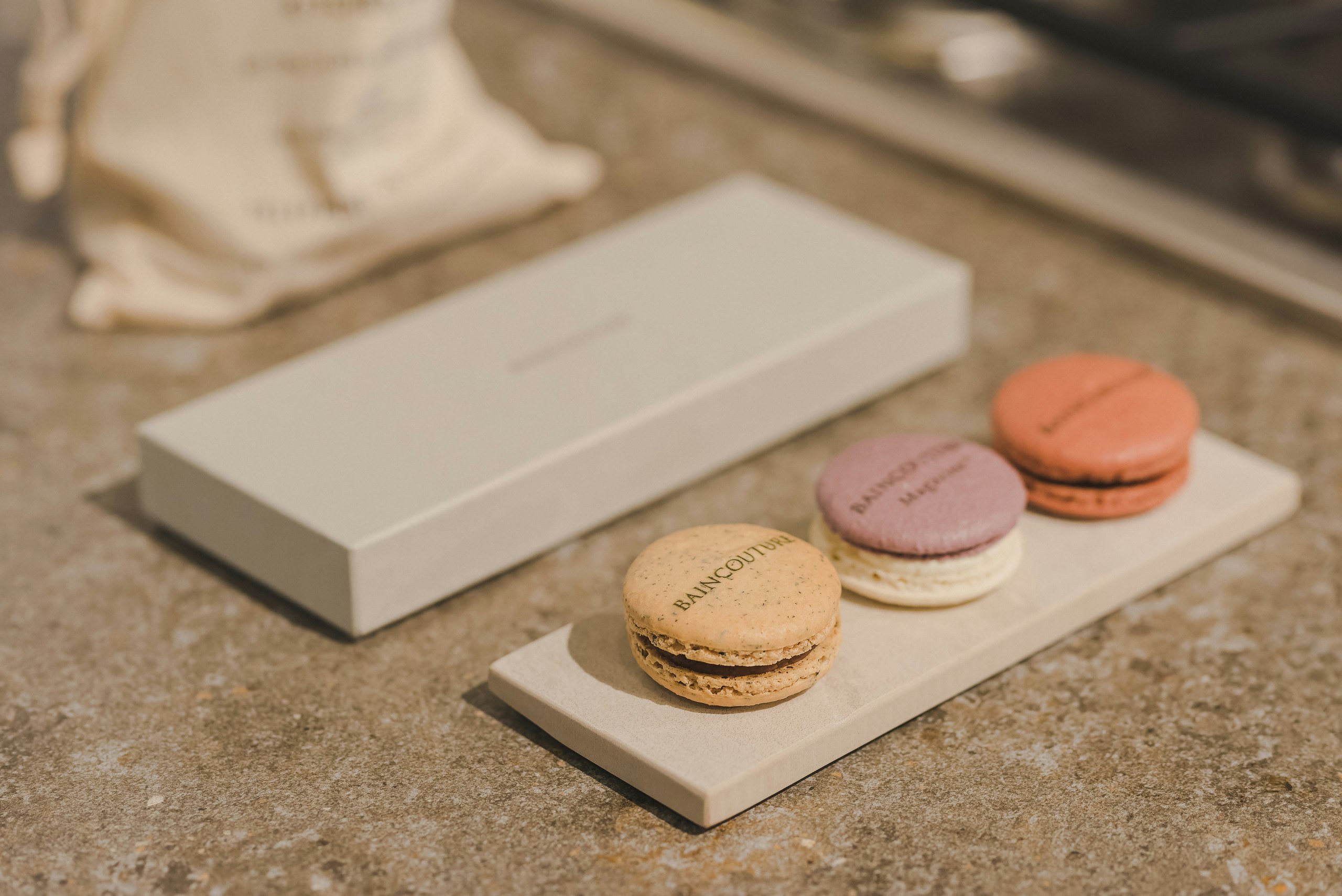 来場者には今日のお風呂時間をより楽しんでもらうためのお土産として、製造する際に生じる余剰タイルや、補修用として一定期間保管していたタイルに加工を施し再生した食器であるuptile dishとマカロンをセットでプレゼントした(photo:岡安いつ美)