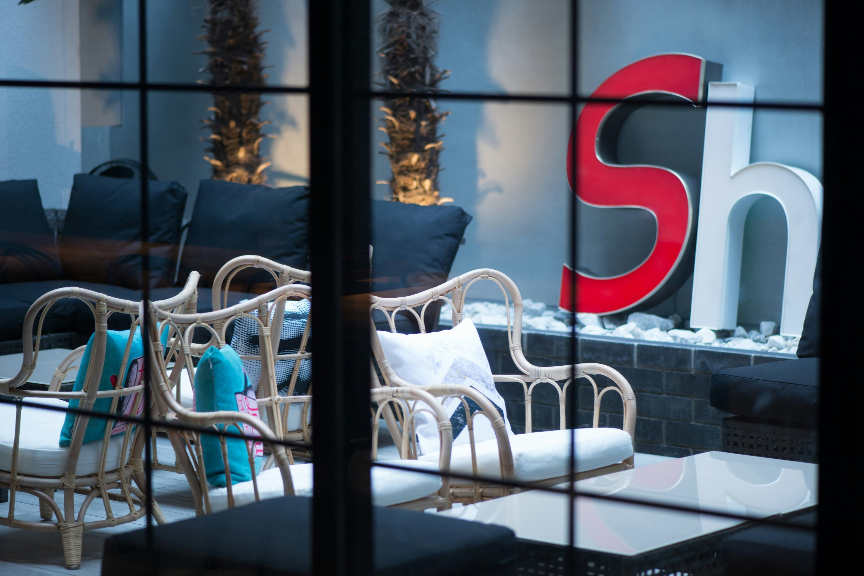 エントランスはあえて一見ホテルっぽくない佇まいに