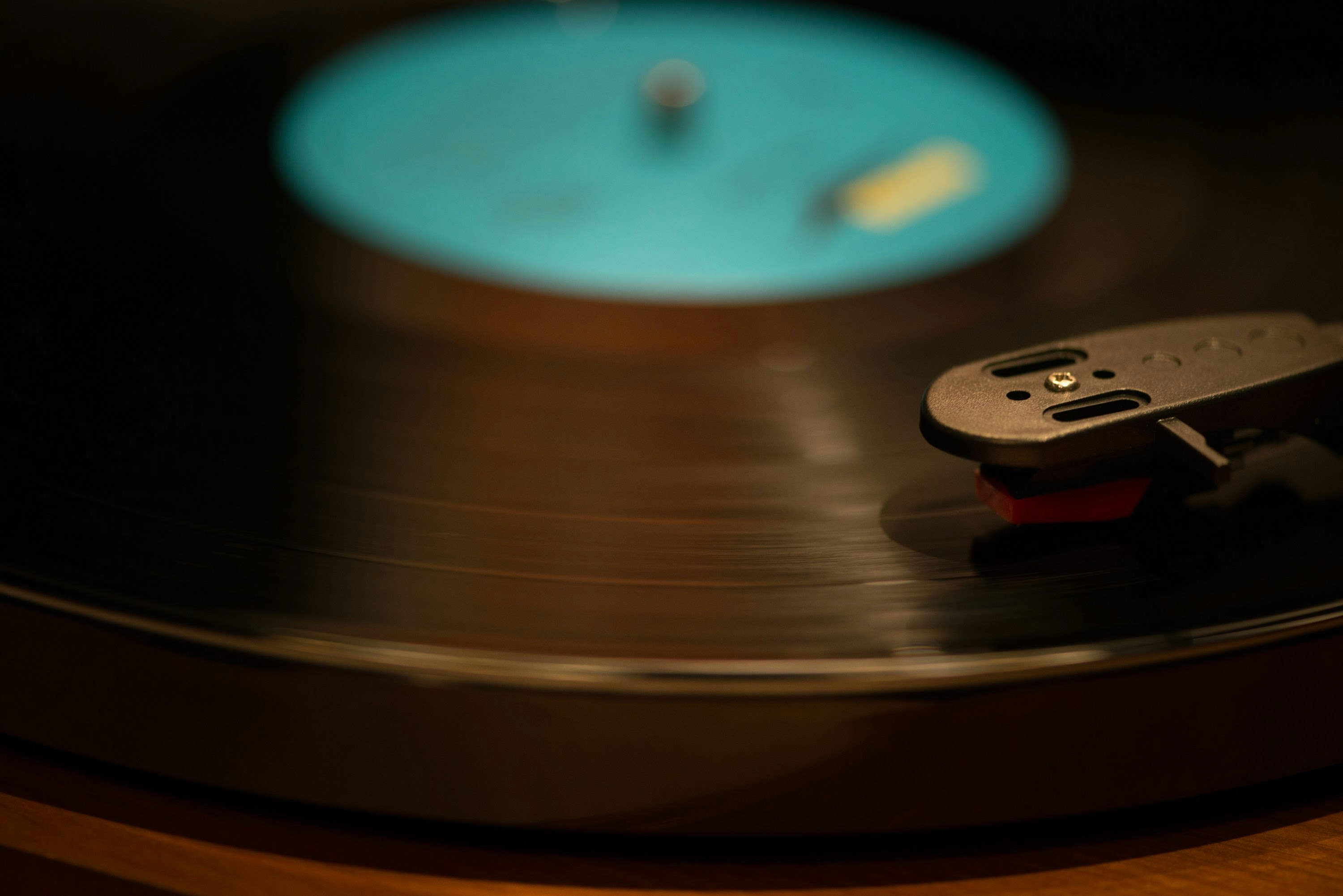 部屋にレコードとレコードプレイヤーを設置。 気軽にヴィンテージカルチャーに触れるきっかけをつくる。