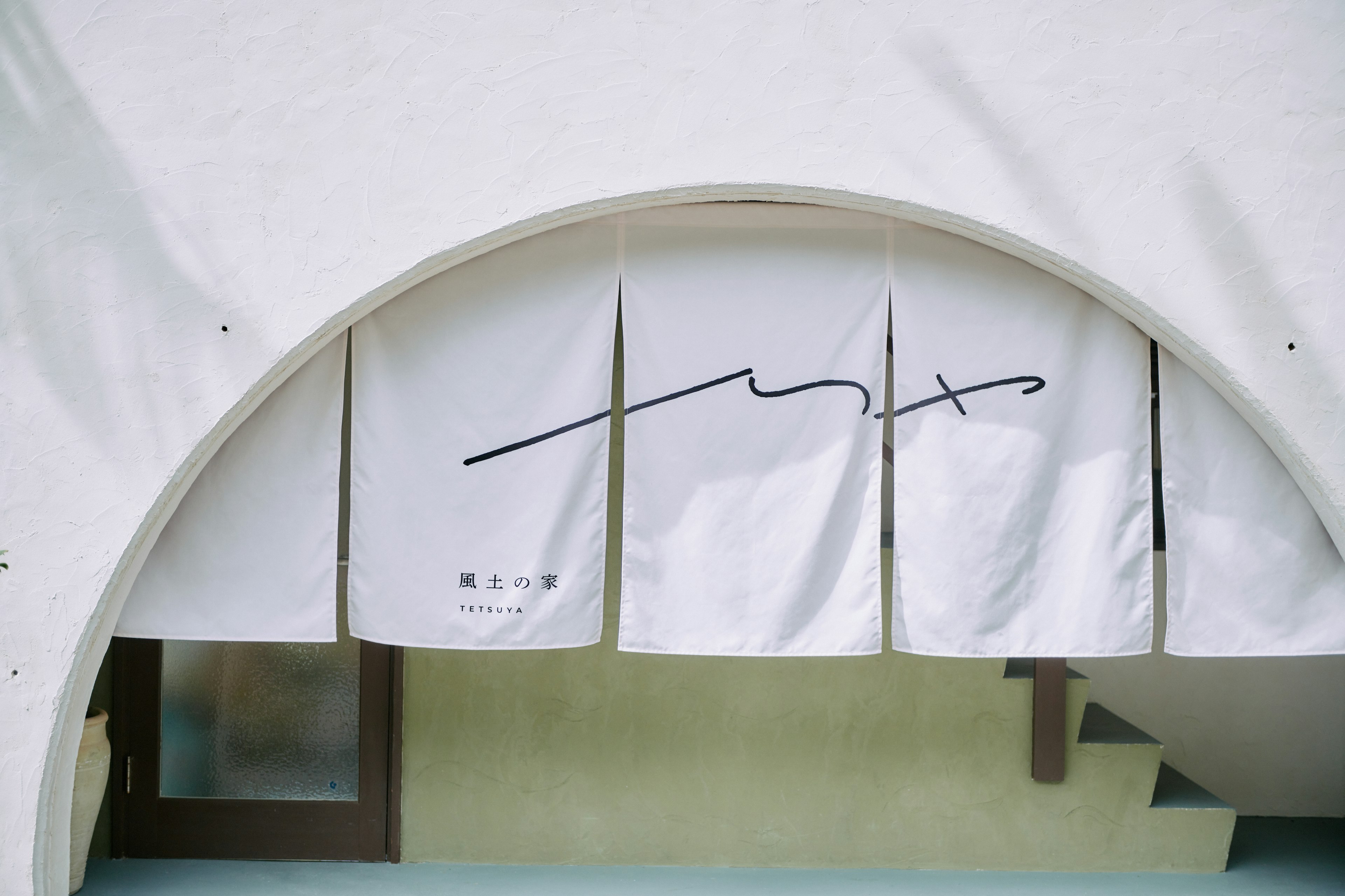 ロゴデザインは、父島を吹き抜ける風と波、そして山並みの稜線を表現。