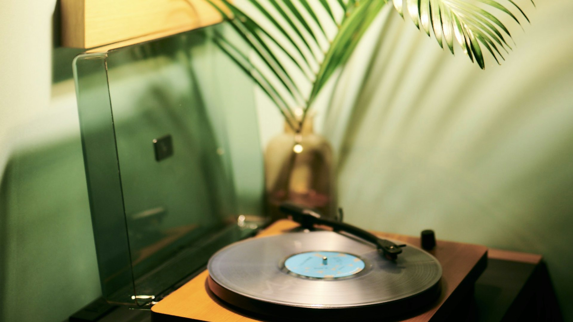 客室内では、詩のレコード『こちら 99 等星』を聴くことができる