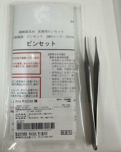 川制作所の無鉤アドソン鑷子はほどよいギザギザがあり、安くて使いやすいと思います。