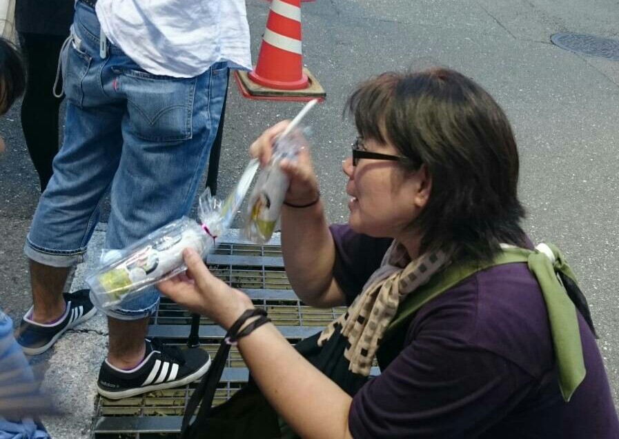 万華鏡を踊りながら、万華鏡をお配りしてます♪