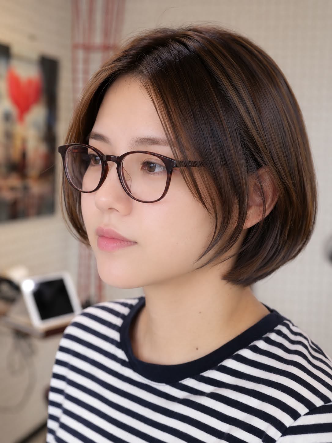 ツヤ感ブラウンの大人可愛いコンパクトボブ