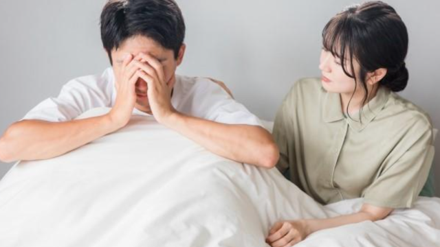 ベッドで悩んでいる夫婦