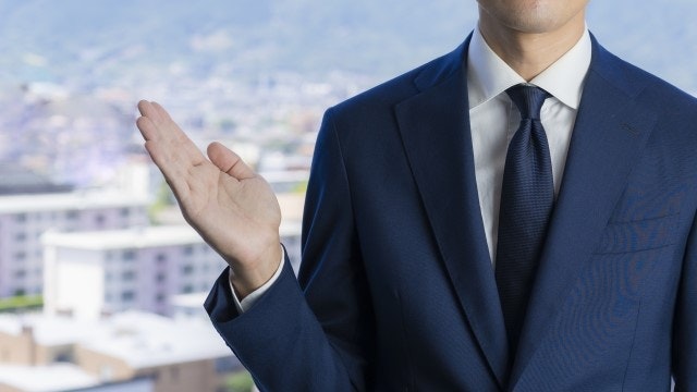 手を添える男性相談員