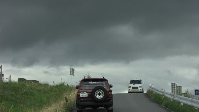 車がすれ違う様子