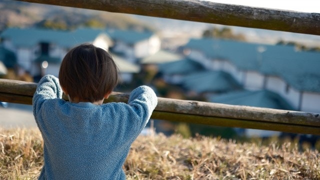 しゃがみ込む子供