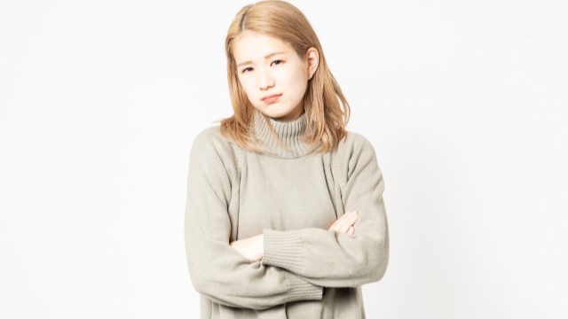 問い詰める女性