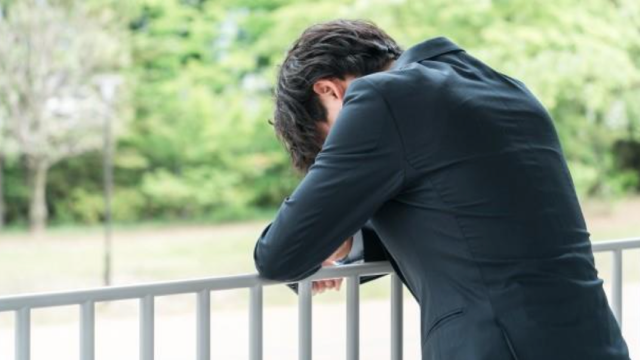 困っている男性