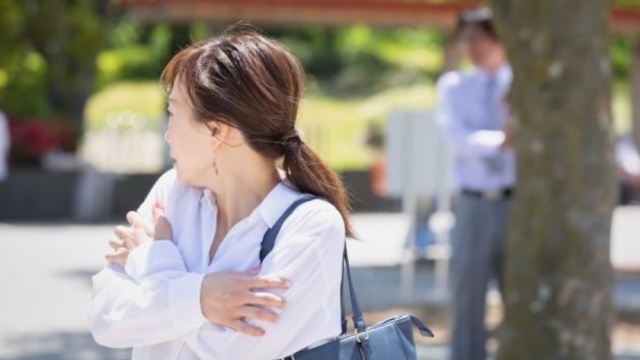 怯えている女性