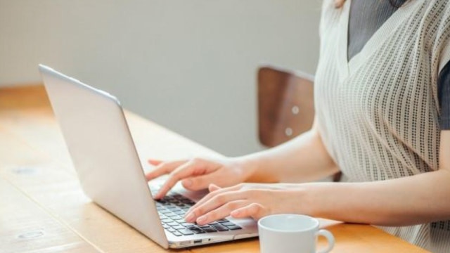 パソコンを触っている女性