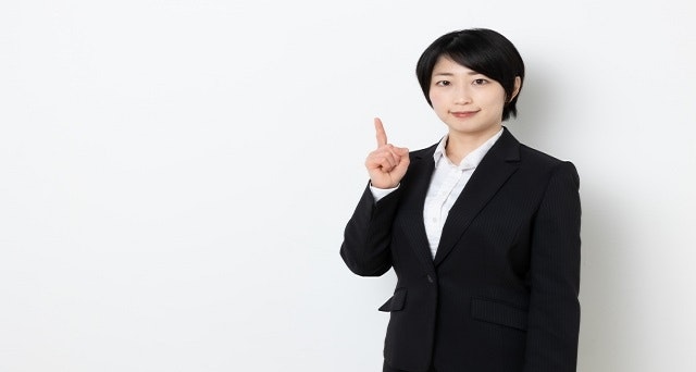 女性相談員が指を指している様子