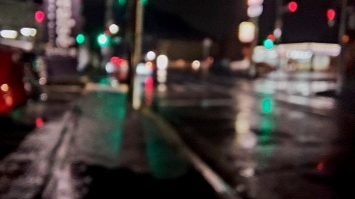 夜の雨の道路