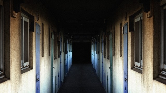 古いアパートの廊下