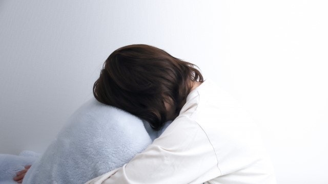 泣いている女性