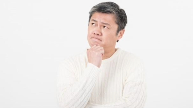 悩んでいる中年男性