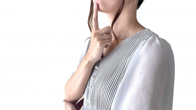 考える女性