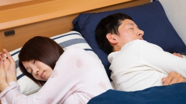 寝ている夫婦